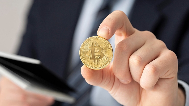 Файл:Businessman-holding-bitcoin-close-up 23-2148793761.jpg