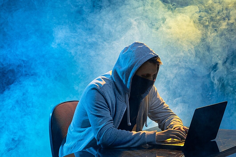 Файл:Hooded-computer-hacker-stealing-information-with-laptop 155003-9014.jpg