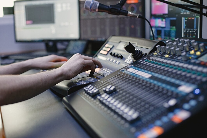 Файл:Close-up-sound-engineer-hands-recording-music 1157-47932.jpg