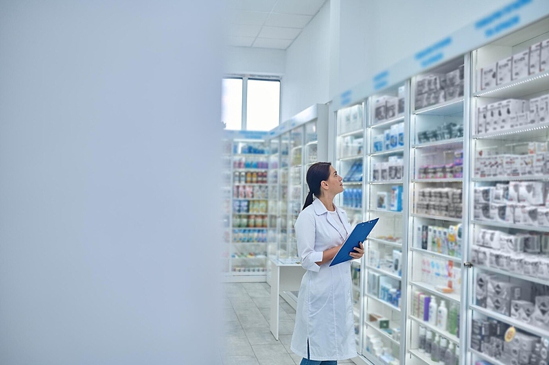 Файл:Pharmacist-checking-medicines-drugstore 259150-57964.jpg