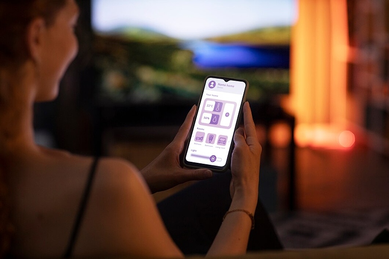 Файл:High-angle-hands-holding-smartphone 23-2150671570.jpg