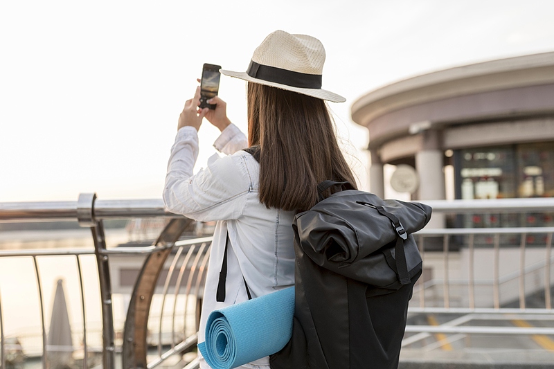Файл:Woman-with-backpack-taking-pictures-while-traveling.jpg