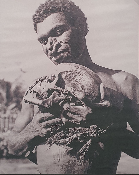 Файл:Асмат с черепом.jpg